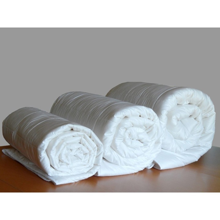 Het middelste dekbed is het hier aangeboden wasbare all year dekbed (links het zomerdekbed, rechts het winterdekbed)