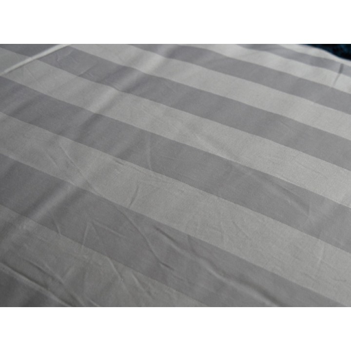 YUN zijden (all year) dekbed - de tijk van dit handgelegde moerbeizijden dekbed is een fijne jaquard (stripe) geweven katoen